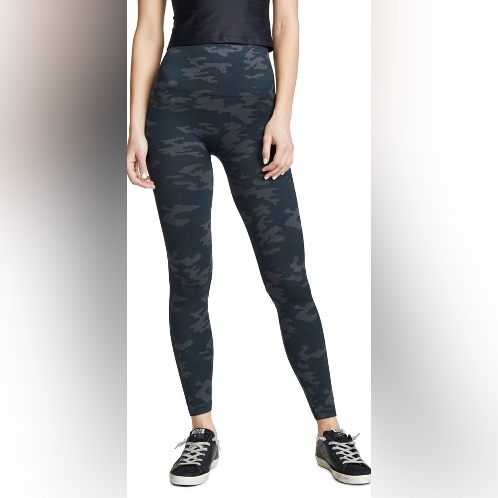 SPANX High Waist Black Camo Seamless Look-At-Me Now Leggings Size Large NWT